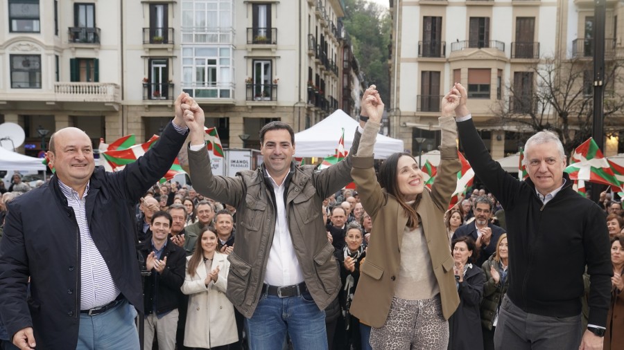 “Es en las adversidades donde se ve a las personas y ayer fuiste grande, Imanol: fuiste un Lehendakari ante seis candidatos y candidatas” “Es en las adversidades donde se ve a las personas y ayer fuiste grande, Imanol: fuiste un Lehendakari ante seis candidatos y candidatas”
