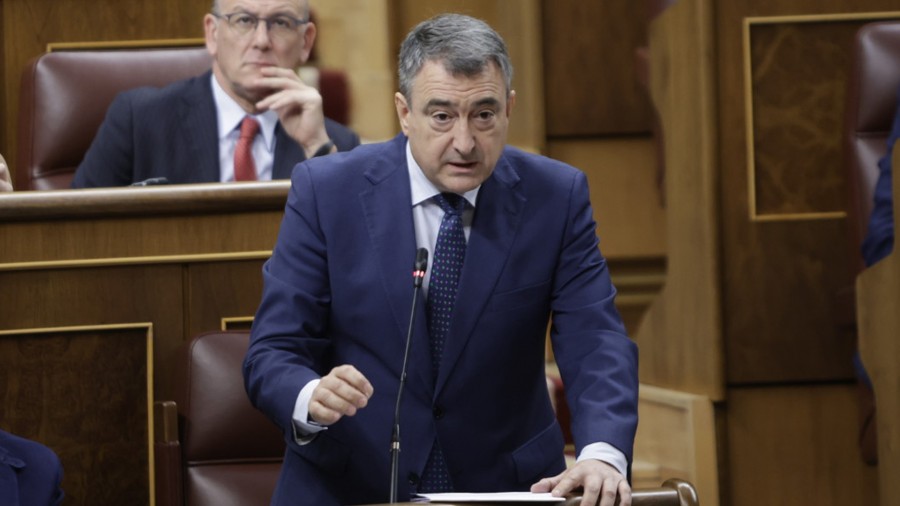 Aitor Esteban insta a Pedro Sánchez a incrementar la inversión en redes eléctricas para evitar el cierre de empresas industriales y la pérdida de empleos en Euskadi Aitor Esteban insta a Pedro Sánchez a incrementar la inversión en redes eléctricas para evitar el cierre de empresas industriales y la pérdida de empleos en Euskadi