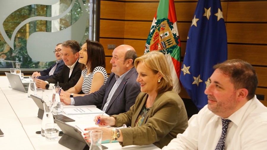 Eusko Jaurlaritza eratzera begira gobernu-programarako aurreakordioa adostu dute EAJ-PNVk eta PSE-EEk Eusko Jaurlaritza eratzera begira gobernu-programarako aurreakordioa adostu dute EAJ-PNVk eta PSE-EEk