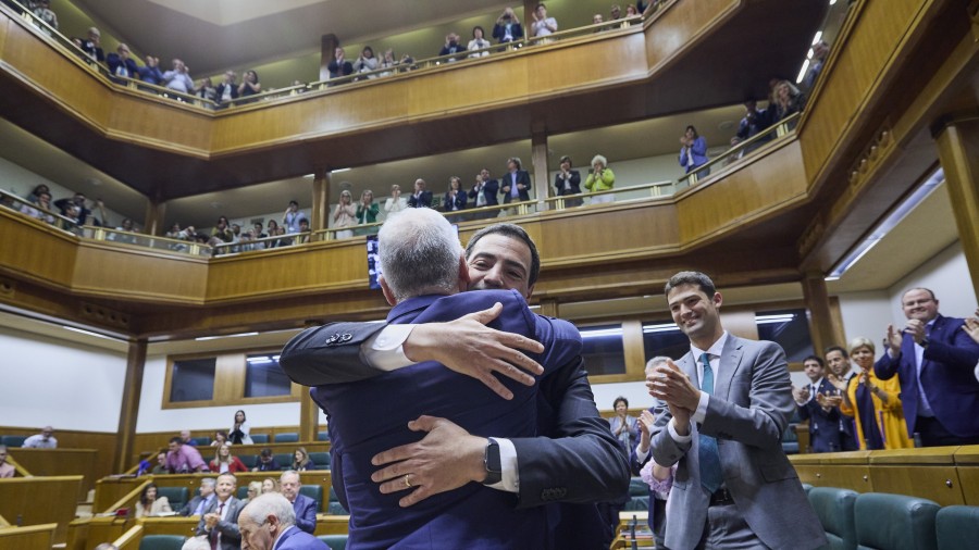 Imanol Pradales, EAJ-PNVko zazpigarren Lehendakaria, Eusko Legebiltzarraren gehiengoaren babesa jaso ondoren Imanol Pradales, EAJ-PNVko zazpigarren Lehendakaria, Eusko Legebiltzarraren gehiengoaren babesa jaso ondoren