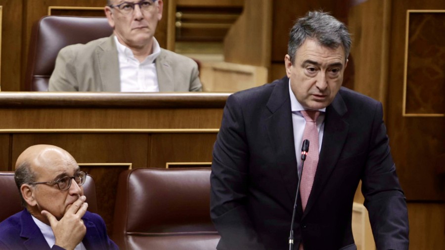 Pedro Sánchez Gobernu zentralaren norabidea zuzentzera premiatu du Aitor Estebanek Autonomia Erkidegoei Europako Funtsak kudeatzea ahalbidetzeko Pedro Sánchez Gobernu zentralaren norabidea zuzentzera premiatu du Aitor Estebanek Autonomia Erkidegoei Europako Funtsak kudeatzea ahalbidetzeko