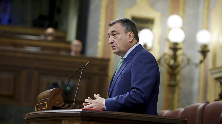 Estebanek Sekretu Ofizialen Legea erreformatzeko eskatu dio Sanchezi: Estebanek Sekretu Ofizialen Legea erreformatzeko eskatu dio Sanchezi: