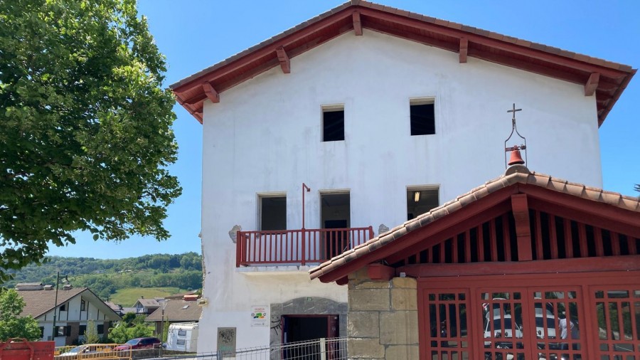 Saindua Gaztelekuaren lanak duela hilabete batzuk amaitu behar zuen, eta ikasturte berriak instalazio berriak izan behar zituen Saindua Gaztelekuaren lanak duela hilabete batzuk amaitu behar zuen, eta ikasturte berriak instalazio berriak izan behar zituen