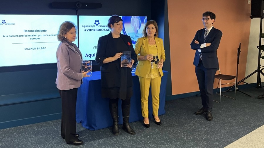 'Aquí Europa' y 'Canal Europa' premian a Izaskun Bilbao por su aportación a la construcción europea 'Aquí Europa' y 'Canal Europa' premian a Izaskun Bilbao por su aportación a la construcción europea