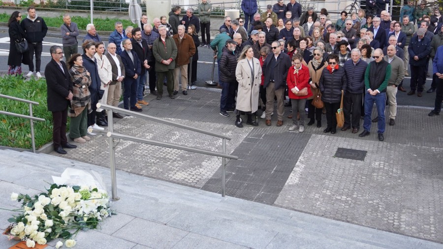 El Ayuntamiento ha colocado una placa en memoria de Santiago Oleaga El Ayuntamiento ha colocado una placa en memoria de Santiago Oleaga