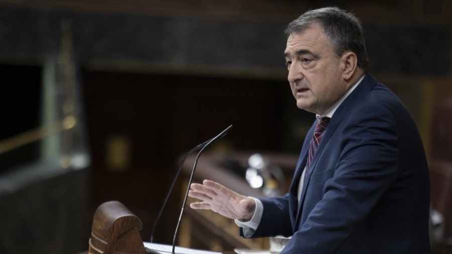 Estebanek Sanchezi ohartarazi dio Euskal Taldeak “planto” egingo duela Espainiako Gobernua babesten duten alderdi batzuek beren agenda inposatu nahi badute: “Gu Euskal herritarren zerbitzura baino ez gaude” Estebanek Sanchezi ohartarazi dio Euskal Taldeak “planto” egingo duela Espainiako Gobernua babesten duten alderdi batzuek beren agenda inposatu nahi badute: “Gu Euskal herritarren zerbitzura baino ez gaude”