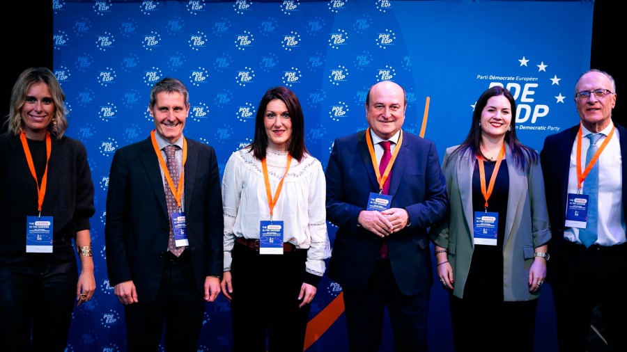 Ortuzar: “Zailtasunak zailtasun, Europa federalagoa eta demokratikoagoa eraikitzeko aukerak daude, osatzen dugun kultura, hizkuntza eta identitateekin bat egiten dakiena” Ortuzar: “Zailtasunak zailtasun, Europa federalagoa eta demokratikoagoa eraikitzeko aukerak daude, osatzen dugun kultura, hizkuntza eta identitateekin bat egiten dakiena”