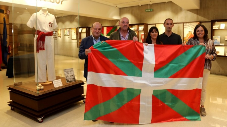 EAJ-PNVk oso pozik hartu du Euskadiko Pilota Selekzioak ofizialtasuna lortzeko gaur Iruñean eman duen behin betiko urrats historikoa EAJ-PNVk oso pozik hartu du Euskadiko Pilota Selekzioak ofizialtasuna lortzeko gaur Iruñean eman duen behin betiko urrats historikoa