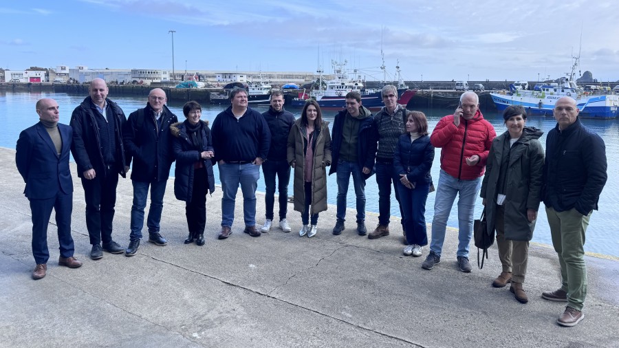 Oihane Agirregoitia buru izan duen EAJ-PNVko ordezkaritza bat Ondarroan izan da alturako ontzidiaren kezkak ezagutzeko Oihane Agirregoitia buru izan duen EAJ-PNVko ordezkaritza bat Ondarroan izan da alturako ontzidiaren kezkak ezagutzeko