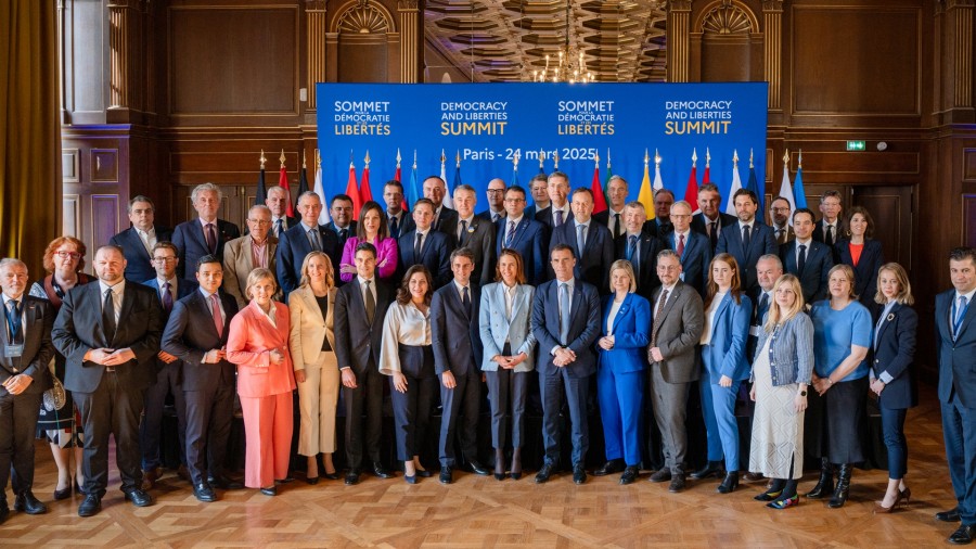 Gure baloreekin bat egingo duten aliatu berriak bilatu beharra aldarrikatu du Oihane Agirregoitiak Parisen Demokraziaren eta Askatasunen alde egin den Gailurrean Gure baloreekin bat egingo duten aliatu berriak bilatu beharra aldarrikatu du Oihane Agirregoitiak Parisen Demokraziaren eta Askatasunen alde egin den Gailurrean