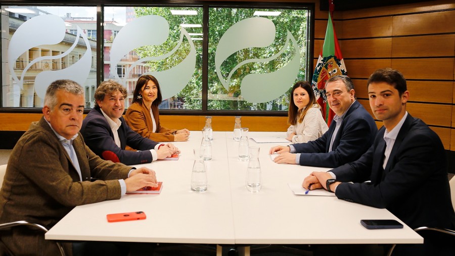 Aitor Esteban recibe a Eneko Andueza en Sabin Etxea Aitor Esteban recibe a Eneko Andueza en Sabin Etxea