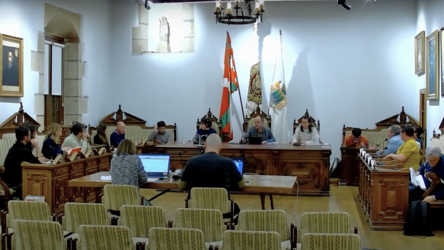 Bi urteko gobernua elkarrizketarik gabe, benetako parte-hartzerik gabe eta itzal askorekin laburbiltzen duen osoko bilkura Bi urteko gobernua elkarrizketarik gabe, benetako parte-hartzerik gabe eta itzal askorekin laburbiltzen duen osoko bilkura