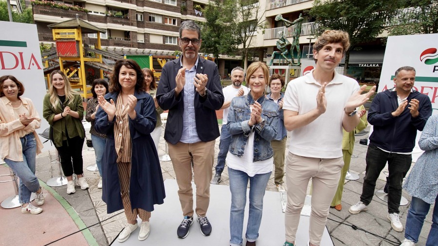 “Donostia es una ciudad en transformación que mira al futuro con optimismo, frente a quienes ponen palos en las ruedas” “Donostia es una ciudad en transformación que mira al futuro con optimismo, frente a quienes ponen palos en las ruedas”