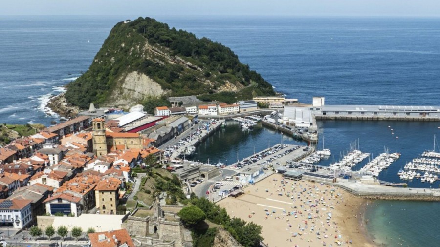 El caos del aparcamiento se repite cada verano en Getaria mientras el Gobierno Municipal sigue sin actuar El caos del aparcamiento se repite cada verano en Getaria mientras el Gobierno Municipal sigue sin actuar