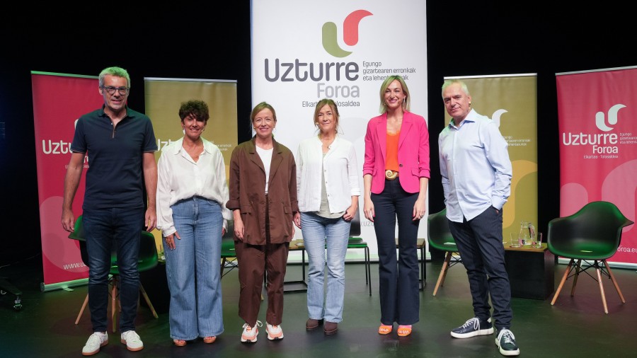Uzturre Foroa reúne en el Topic de Tolosa a Euge Arrizabalaga, Eider Mendoza, Maribel Vaquero, Maria Ubarretxena y Oihane Agirregoitia