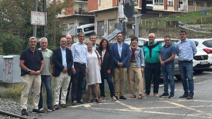 Representantes de EAJ-PNV en Enkarterri trasladan de primera mano al Grupo Vasco las necesidades ferroviarias de la comarca