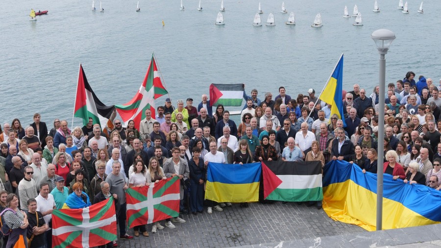 “Gure ahotsa altxatu dugu biktimekin modu aktiboan enpatizatzeko, giza eskubideak aldarrikatzeko, eta Putini eta Netanyahuri Ukrainako eta Gazako sarraskien amaiera exijitzeko”, nabarmendu du Euge Arrizabalagak