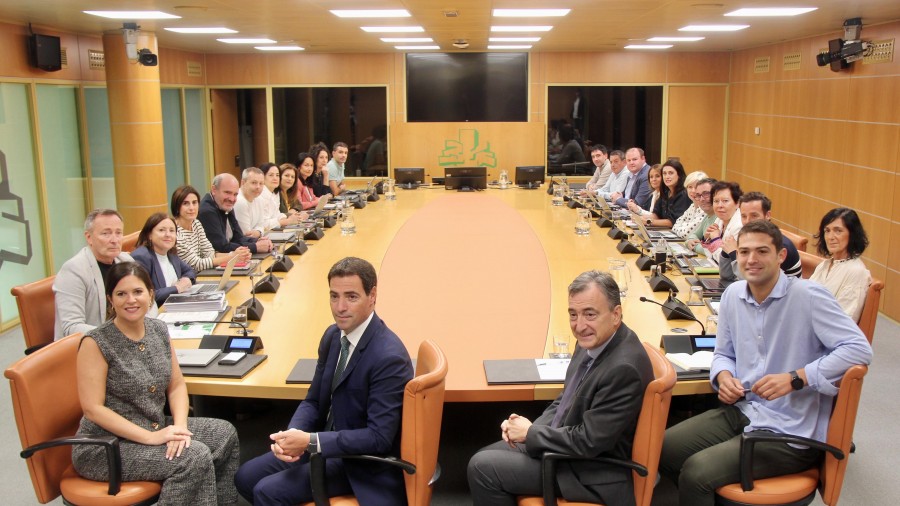 Aitor Esteban eta Imanol Pradales Lehendakaria EAJ-PNVren talde parlamentarioarekin batzartu dira