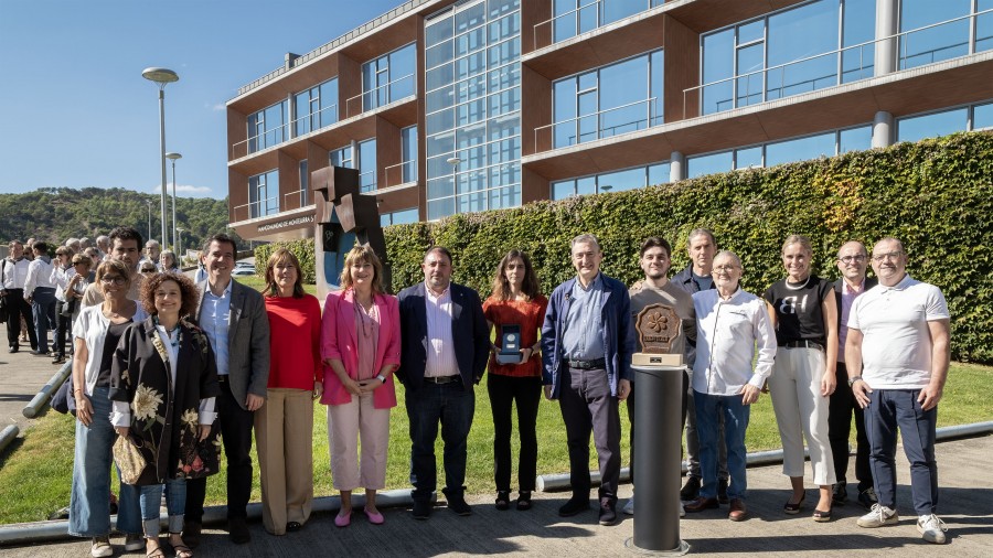 La Sociedad de Ciencias Aranzadi recibe en Lizarra el XXI Premio Manuel de Irujo por su labor en la recuperación de las raíces y la historia de Nafarroa La Sociedad de Ciencias Aranzadi recibe en Lizarra el XXI Premio Manuel de Irujo por su labor en la recuperación de las raíces y la historia de Nafarroa