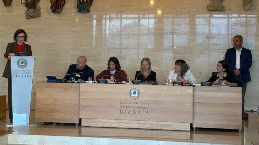Elixabete Etxanobe aboga por extender los descuentos tarifarios actuales del transporte público hasta el 20 de febrero de 2026