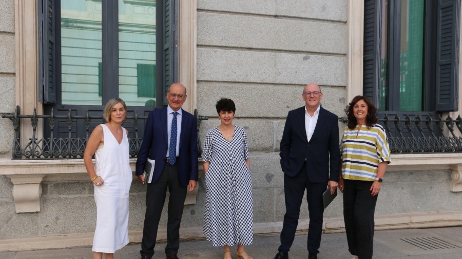 El Grupo Vasco reclama al Gobierno que solucione el retraso en la expedición de carnés de conducir que afecta a los conductores transfronterizos de la CAV y Nafarroa El Grupo Vasco reclama al Gobierno que solucione el retraso en la expedición de carnés de conducir que afecta a los conductores transfronterizos de la CAV y Nafarroa