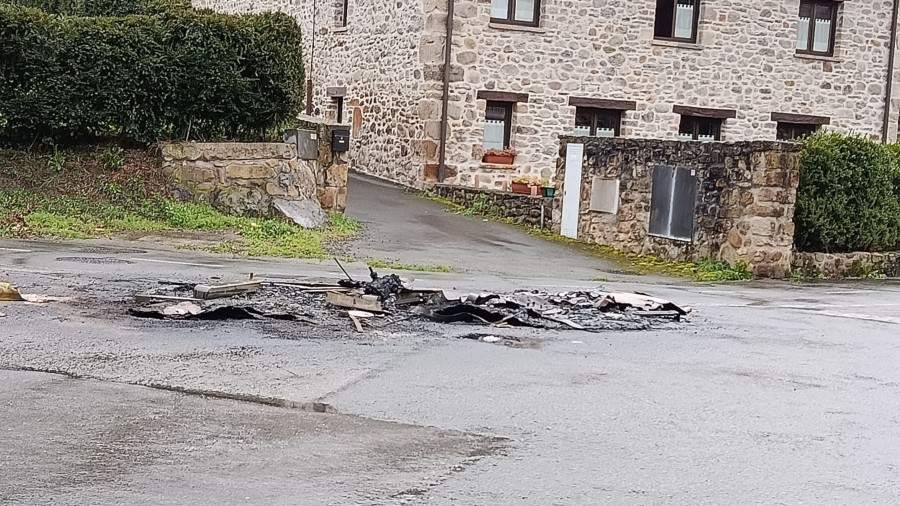 EAJ-PNV de Eskoriatza condena los actos vandálicos de la quema de contenedores y propone que se refuerce la presencia de la policía municipal EAJ-PNV de Eskoriatza condena los actos vandálicos de la quema de contenedores y propone que se refuerce la presencia de la policía municipal
