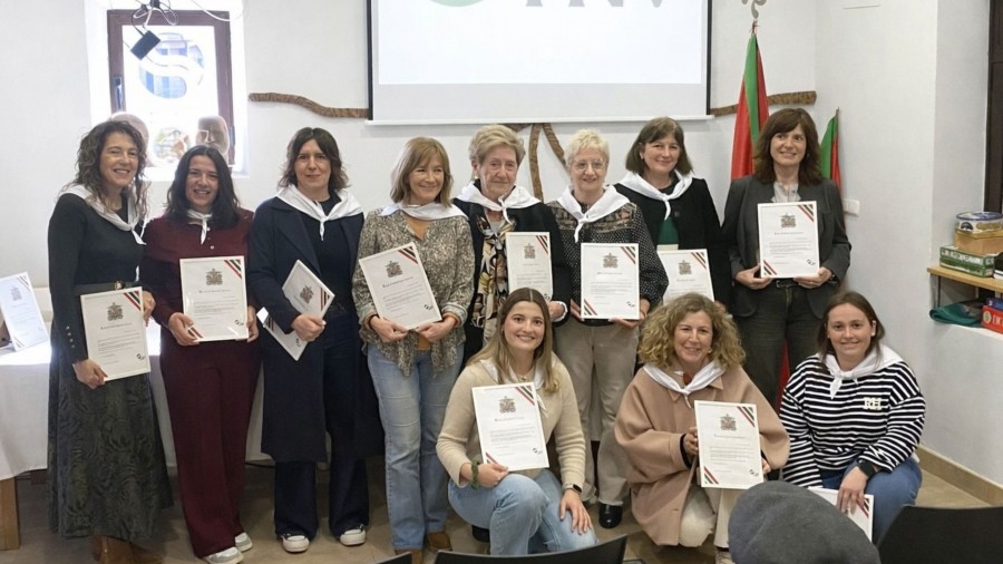 EAJ-PNV Zumaia rindió homenaje a las mujeres que han representado al partido en el Ayuntamiento desde 1979 EAJ-PNV Zumaia rindió homenaje a las mujeres que han representado al partido en el Ayuntamiento desde 1979