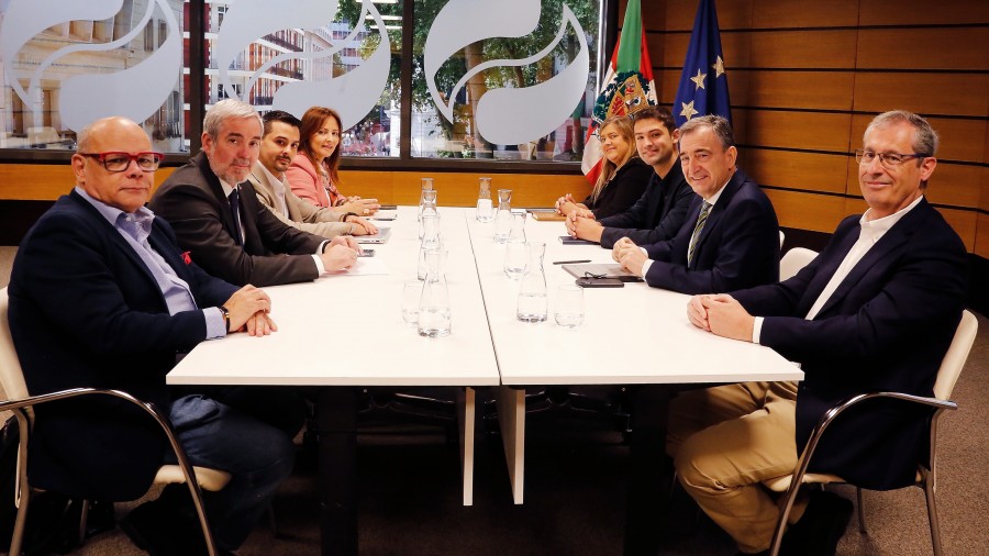 EAJ-PNV y Coalición Canaria refuerzan su colaboración con un encuentro en Sabin Etxea