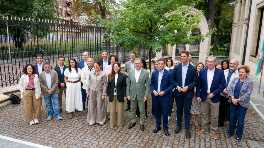 EAJ-PNVk bilera egin du bere legebiltzar taldearekin Aitor Esteban EBBko presidentearekin eta Imanol Pradales Lehendakariarekin EAJ-PNVk bilera egin du bere legebiltzar taldearekin Aitor Esteban EBBko presidentearekin eta Imanol Pradales Lehendakariarekin