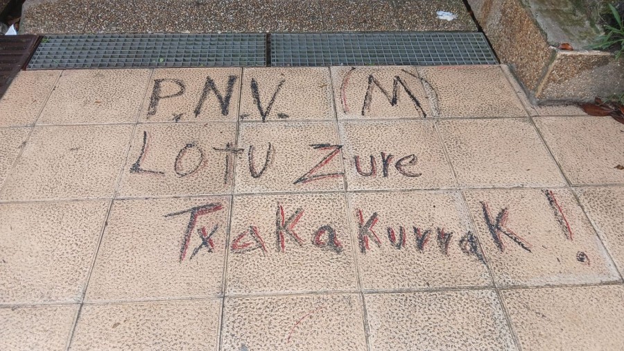 Zestoako EAJ-PNVk Ertzaintzaren aurkako pintadak gaitzetsi ditu eta eremu publikoan errespetua eskatu du