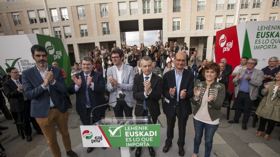 Urkullu ve en los ayuntamientos vascos “el claro exponente de la normalidad política, económica y social que se está asentando en Euskadi”