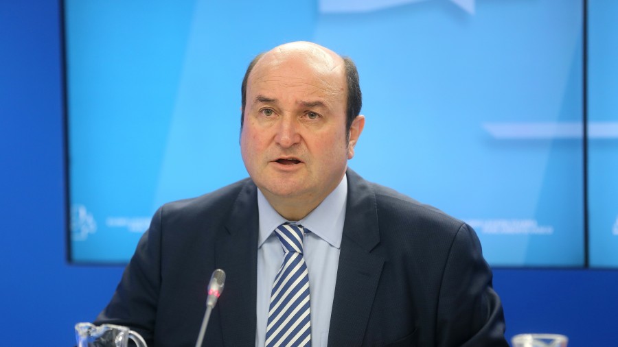 Ortuzar califica el pacto con el PSE-EE de “gran paso hacia al futuro de Euskadi” e invita al resto de partidos a sumarse