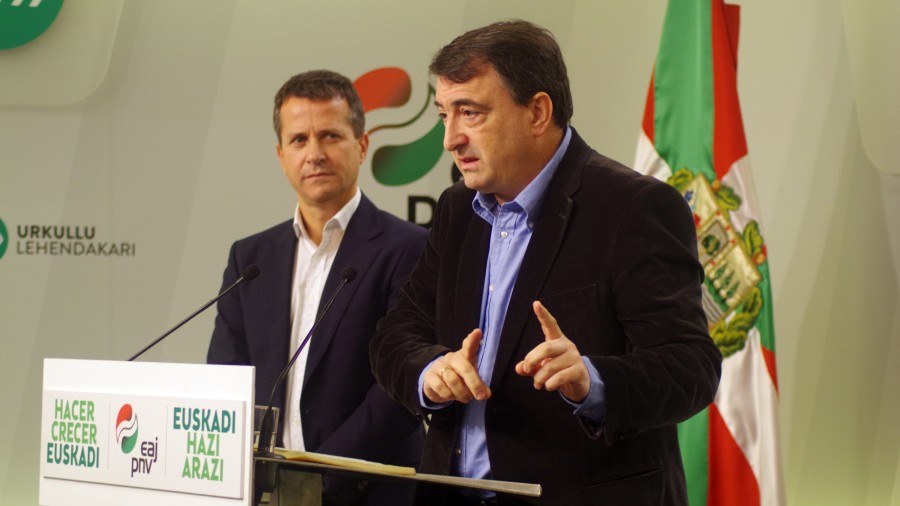 Aitor Esteban y Jokin Bildarratz en el día de la Constitución Española