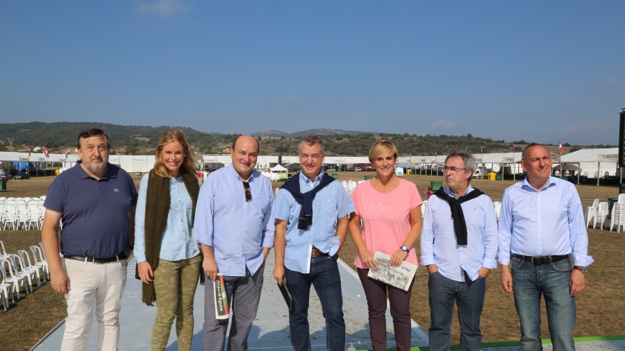 Iñigo Urkullu y Andoni Ortuzar visitan las campas de Foronda, que mañana acogerán el Alderdi Eguna