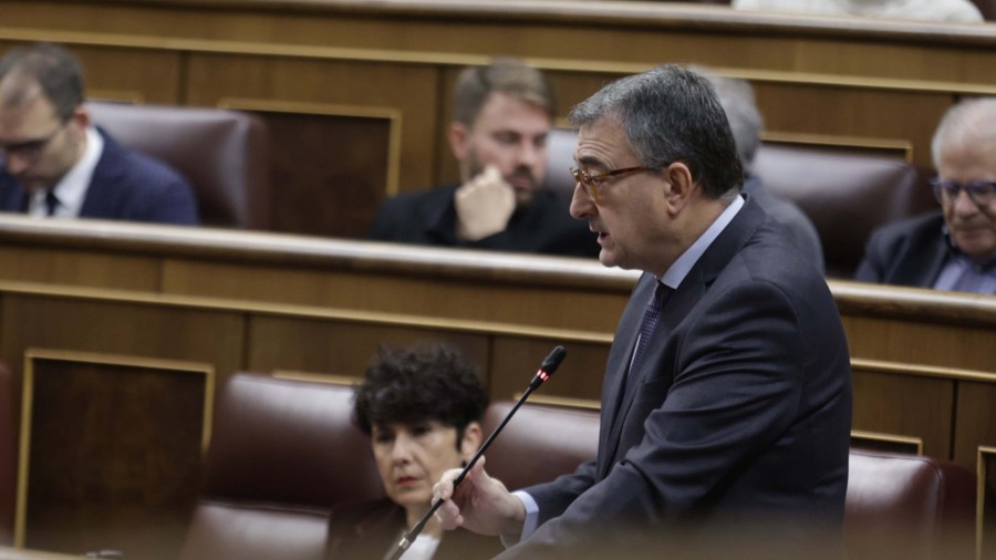 Aitor Estebanek Pedro Sánchez premiatu du bakarrik dauden adingabeen ibilbidea autonomia-administrazioen artean antola dezan